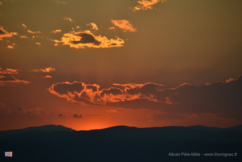 DSC 0013 2.JPG - Coucher de soleil sur le massif des Maures. 25 juin 2014 - 20H27